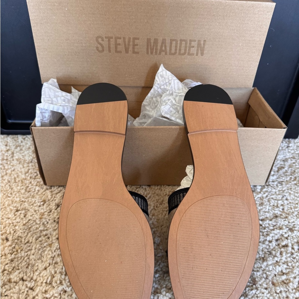 Steve Madden Black and Tan 'New York' Slide Sandals - Picture 2 of 3